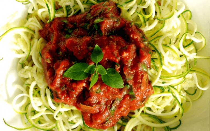 Refeições Low Carb | Espaguete de Abobrinha com Molho de Tomate